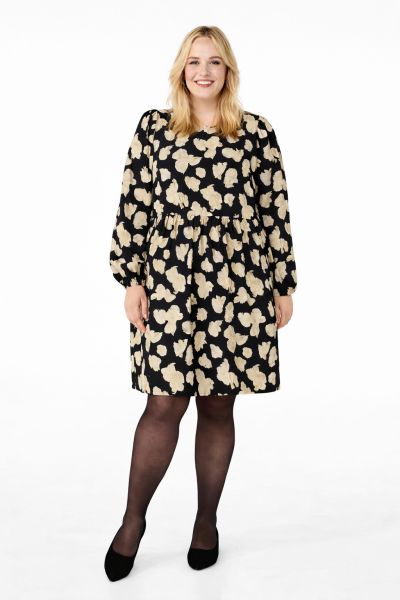 Plussize kjole med blomsterprint, trekvartærmer, og rund hals