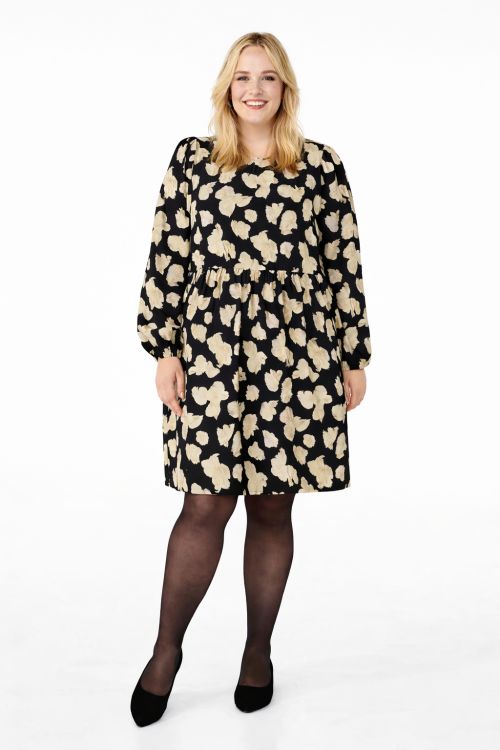 Plussize kjole med blomsterprint, trekvartærmer, og rund hals