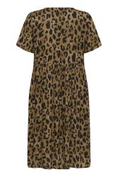 KCmolly leopard kjole fra Kaffe Curve i let viskosekvalitet