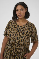 Leopard kjole fra Kaffe Curve i 100% viskose med korte ærmer