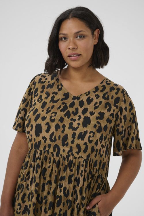 Leopard kjole fra Kaffe Curve i 100% viskose med korte ærmer