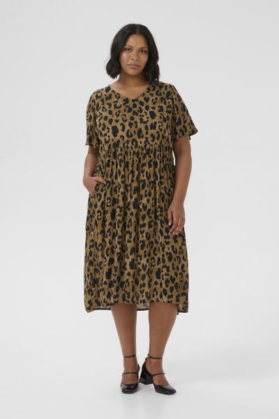 Kaffe Curve KCmolly leopard kjole i 100% viskose med midi længde