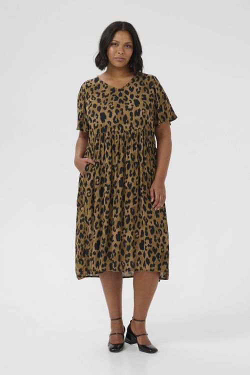 Kaffe Curve KCmolly leopard kjole i 100% viskose med midi længde