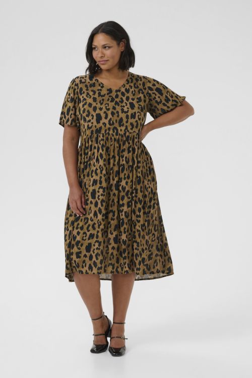 KCmolly kjole fra Kaffe Curve i brunt leopardprint og løs pasform