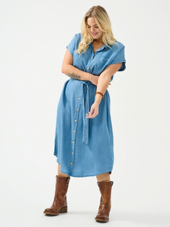 Only Carmakoma CarPema denimkjole i blød lyocell med knapper foran og bindebælte i taljen