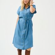 Only Carmakoma CarPema denimkjole i lyocell med brystlommer og taljebælte – komfortabel plus size kjole