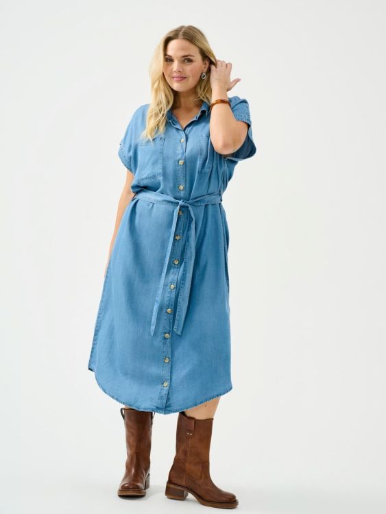 Only Carmakoma CarPema denimkjole i lyocell med brystlommer og taljebælte – komfortabel plus size kjole