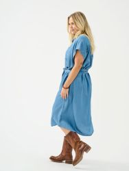 Plus size denimkjole fra Only Carmakoma CarPema i let lyocell med gennemgående knapper og løs pasform