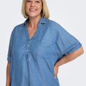 Only Carmakoma CarCharis denimbluse i lyocell med V-hals, knapper og brystlomme