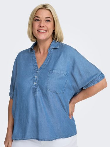 Only Carmakoma CarCharis denimbluse i lyocell med V-hals, knapper og brystlomme