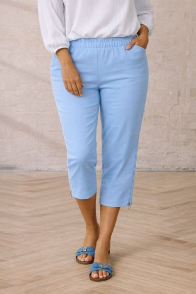Zhenzi Jazzy 63 capribukser i lyseblå med stretch og lynlås ved anklen – komfortable plus size bukser