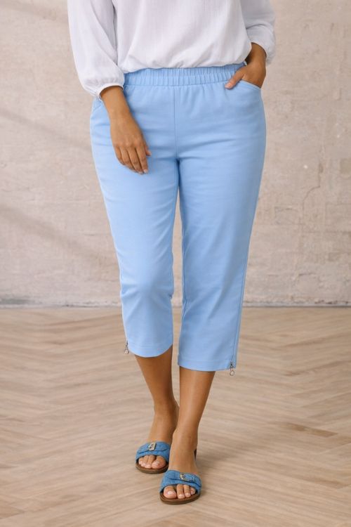 Zhenzi Jazzy 63 capribukser i lyseblå med stretch og lynlås ved anklen – komfortable plus size bukser