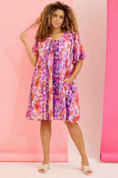 Zhenzi Davina kjole i pink print – feminin og let med flot fald