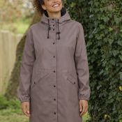 Regnjakke fra Zhenzi, som er let og er med adskillige 