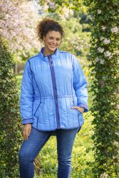 Elea jakke fra Zhenzi med figursyet pasform og praktiske forlommer