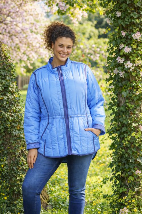 Elea jakke fra Zhenzi med figursyet pasform og praktiske forlommer