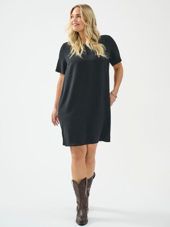 Sort CarLux tunika kjole fra Only Carmakoma med bådudskæring og loose fit