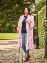 Leah kjole fra Zoey i Bright Pink Mix med knaplukning og lange ærmer