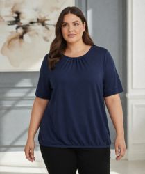 Zohra bluse i navy fra Cassiopeia i blød viskosekvalitet med løs pasform og korte ærmer