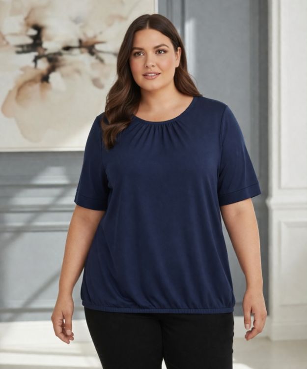 Zohra bluse i navy fra Cassiopeia i blød viskosekvalitet med løs pasform og korte ærmer