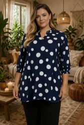 Tilli bluse fra Cassiopeia – Let og elegant bluse med prikker