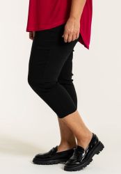 Plus size capri leggings i sort med behagelig pasform og 7/8 længde