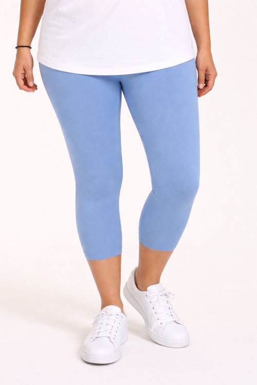 Lys Blå leggings i viskosekvalitet stylet under kjole til plus size kvinder