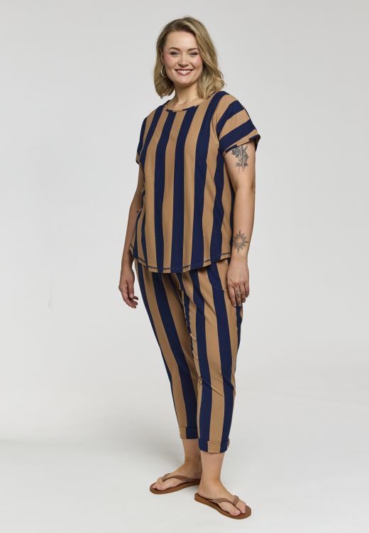 Blød T-shirt med flotte vertikale striber