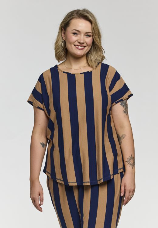 Stribet T-shirt i navy og sand med afslappet pasform