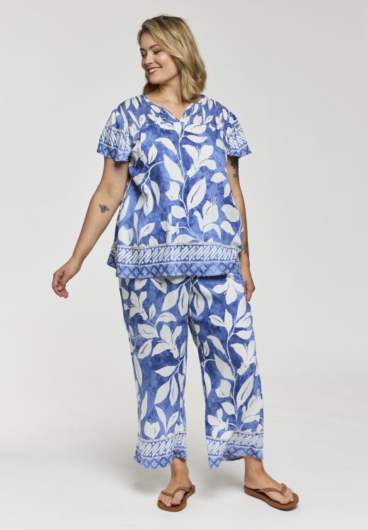 Sommerbluse i blå nuancer med let udtryk