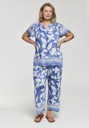 Juliana bluse i blå print fra Gozzip