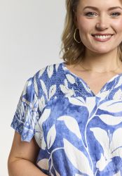 Blå bluse med flot mønster og løs silhuet