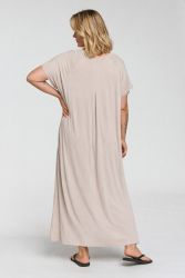 Sandfarvet kjole med enkelt og roligt look