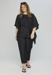 Athena bluse fra Studio med flot draperet design