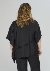 Sort plus size bluse i viskosekvalitet med løs silhuet