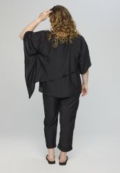 Let sort bluse fra Studio med blødt fald og komfort