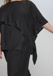 Studio Athena bluse sort med rund hals og korte ærmer