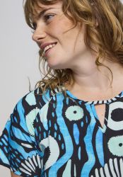 Plus size bluse fra Studio med print og viskosekvalitet