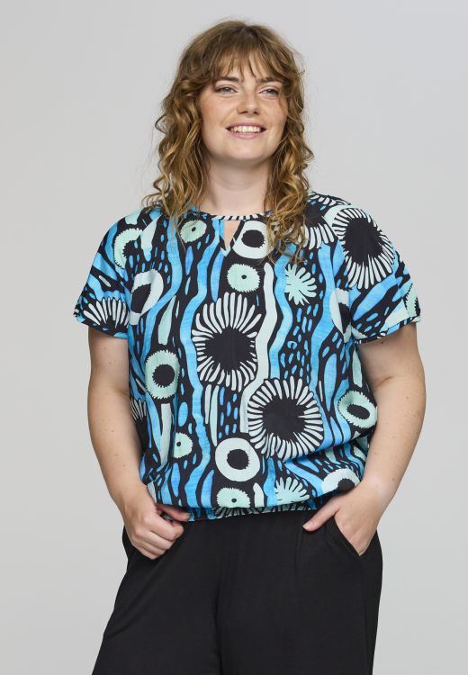 Studio Camilla bluse med blå grafisk print i viskosekvalitet