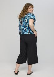 Blå Studio bluse med grafisk mønster og korte ærmer