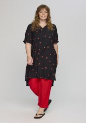 Elma shirt fra Studio med løs pasform og V-hals