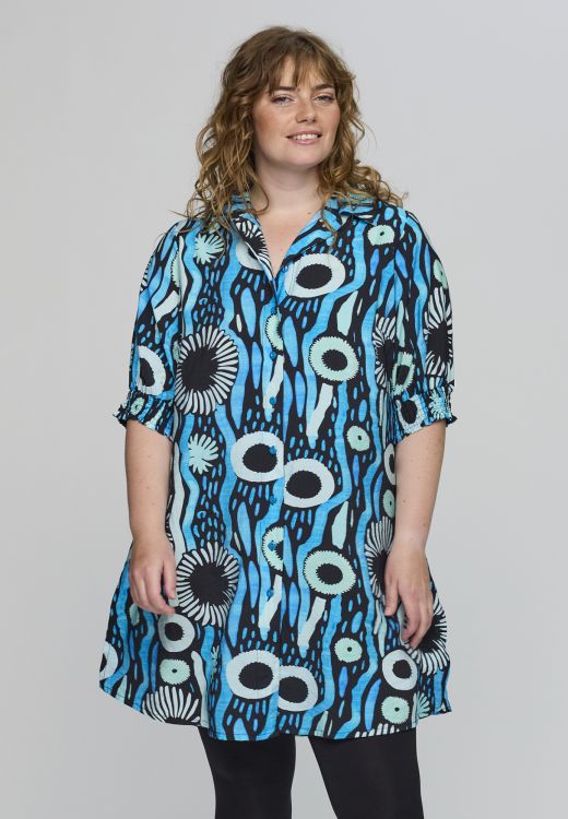 Emilie tunika fra Studio med løs pasform og korte ærmer