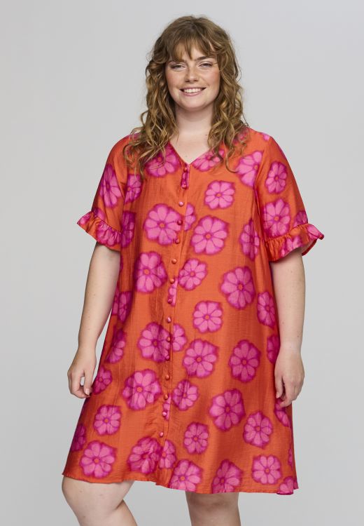 Studio Ada kjole med pink blomsterprint i viskosekvalitet