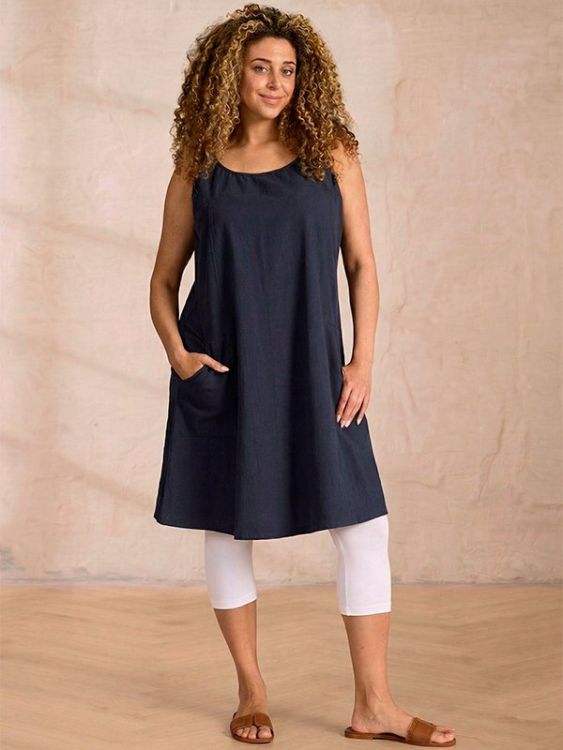 Zhenzi Amin kjole i navy i 100% bomuld med løs pasform