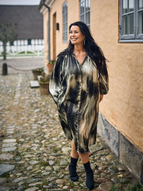 Edie kjole fra Zoey i bottle green med tie dye print og glimmerdetaljer