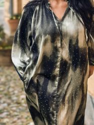 Bottle green kjole fra Zoey med lange ærmer og elegant sateen look