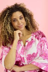 Jalyn kjole fra Zhenzi med stort pink print