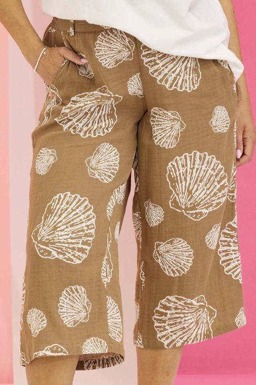 Zhenzi Jessi pants i brun med print i 100% bomuld