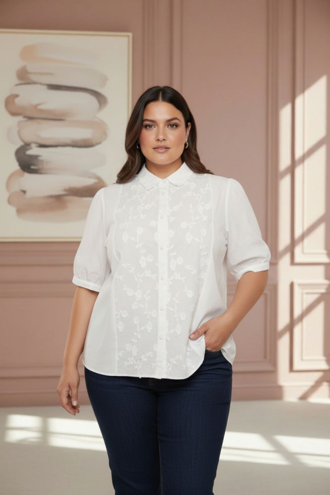 Majsanna skjorte offwhite med broderi og korte ærmer fra Cassiopeia