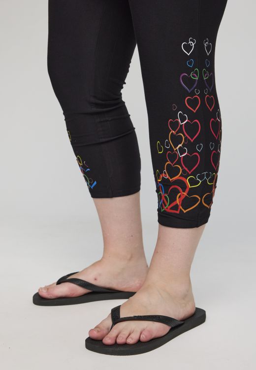 Irene leggings sort med hjerteprint i viskosekvalitet fra Studio